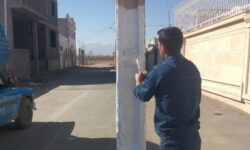 رنگ آمیزی تیرهای چراغ برق توسط شهرداری گلپایگان