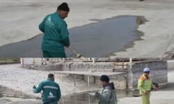 عملیات پاکسازی و لایروبی دریاچه پارک آبشار شهرضا