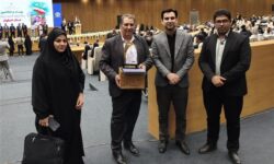 لوح تقدیر جشنواره شهید رجایی در دستان شهردار گلپایگان