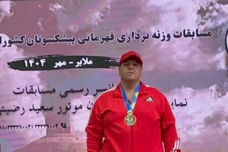 شهردار شاپورآباد قهرمان مسابقات وزنه برداری شد